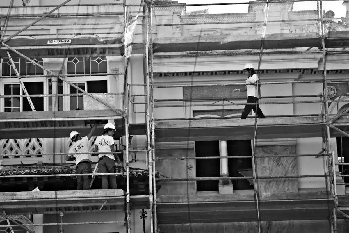 Canteiro de obras com profissionais da construção civil