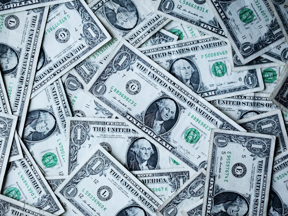 Executivos planejando estrutura de holding empresarial